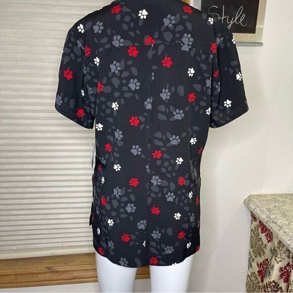 Heart Soul Disney Villains Who Needs You Print Scrub Top - Picture 4 of 15